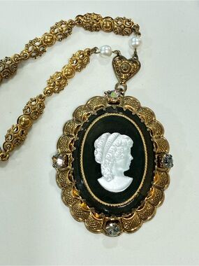Western Germany Cameo Pendant Necklace.